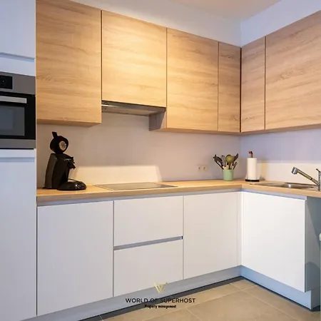 Spacious Closeby The Sea Up To 6 People! 오스텐드